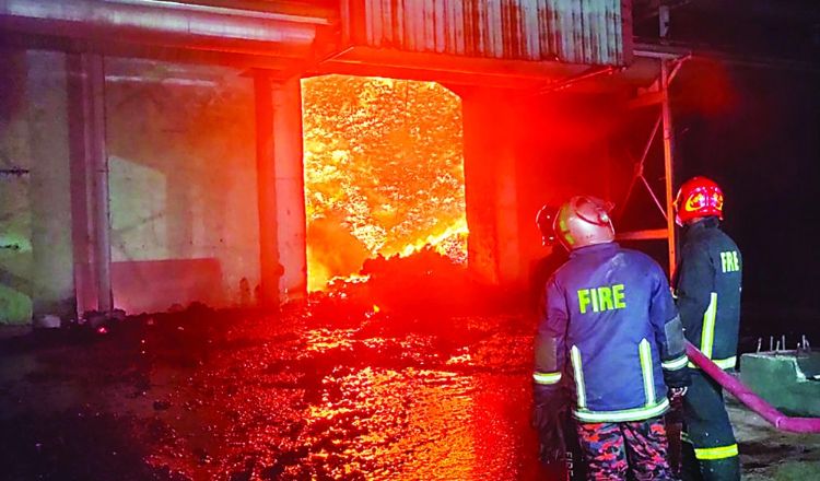 এসআলমের চিনি কারখানায় ভয়াবহ আগুন